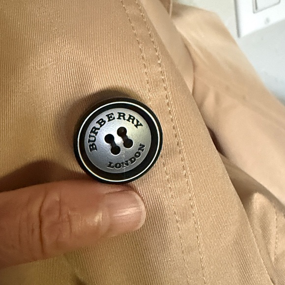 EUC flawless Burberry trench size 2 - Picture 7 of 10